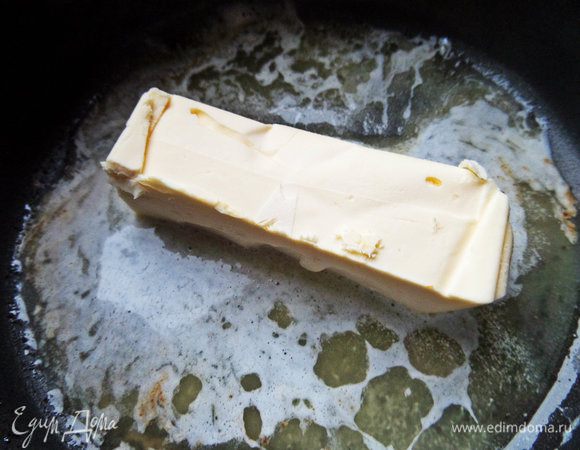 Переходим к "гвоздю" супа - клёцкам. Растапливаем в маленькой кастрюльке сливочное масло.