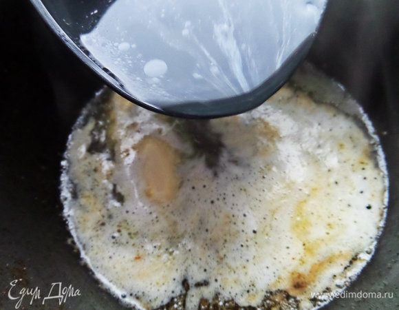 Добавляем поварёшку бульона, соль, если нужно.