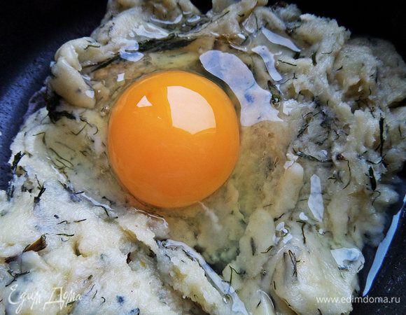 Снимаем с огня, даём чуть остыть и вбиваем одно яйцо.