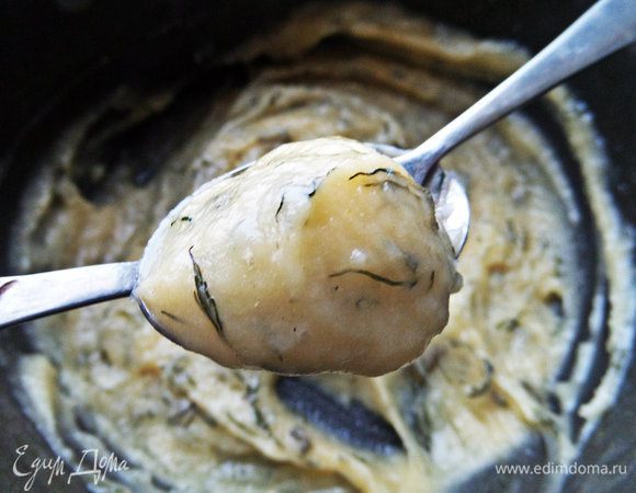 Берём тесто и при помощи двух чайных ложек формируем клёцки.
