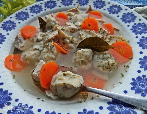 Опускаем клёцки в горячий бульон, помогаем ложкой отлепиться от дна и немного провариваем. Особо не мешаем, чтобы не нарушить нежнейшие клёцки и не мешать им свариться.