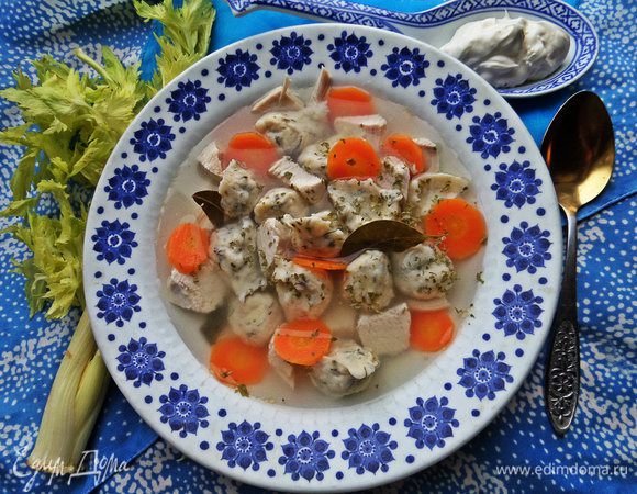 Подаём в тарелочке бульон с клёцками, морковкой и кусочками курицы вместе! Я ещё посыпала базиликом для аромата.