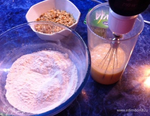 Смешиваем сухие ингредиенты  и специи. 
Взбиваем яйца с сахаром и солью добела.