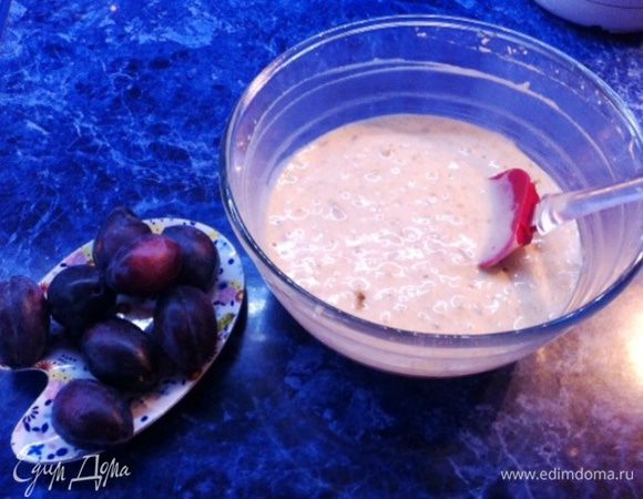 Объединяем сухую смесь с яичной, добавляем масло, йогурт, хорошо вымешиваем массу ложкой. Кто любит орешки, может добавить.
Я их люблю в выпечке, поэтому не пожалела.