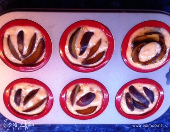 В формы для маффинов выложить тесто, заполняя наполовину. Сливы нарезать пластинами и выложить в тесто. Выпекать 20 минут в разогретой духовке при 175 градусах (ориентируйтесь по своей духовке).