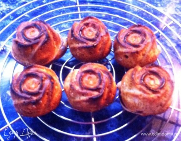 Готовые маффины выложить на решетку, остудить. При желании можно смазать верхушку сливовым джемом. В моем случае, я посыпала просто сахарной пудрой. 