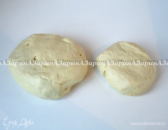 Когда тесто увеличится в два раза, выложить его на рабочую поверхность и разделить на 2/3 и 1/3.