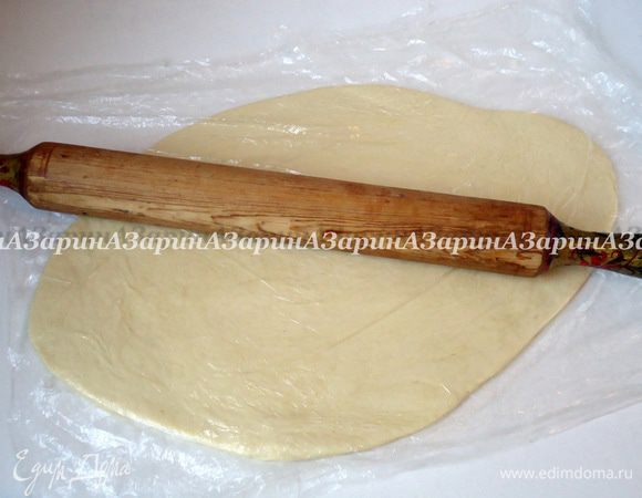 Большую часть раскатать в продолговатый пласт 6-7 мм толщиной.