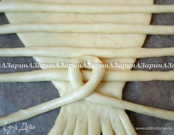 Крайний жгут возле хвоста рыбы сложить в форме петли.