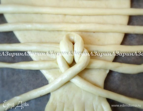 Следующий жгут просунуть сквозь первую петлю и образовать такую же. Заплести, таким образом, все последующие жгуты, образуя подобие косы.