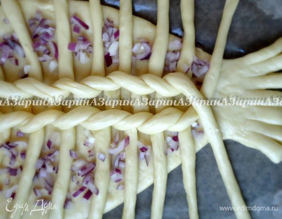 Концы жгутов расправить и между ними положить нарезанный лук.
