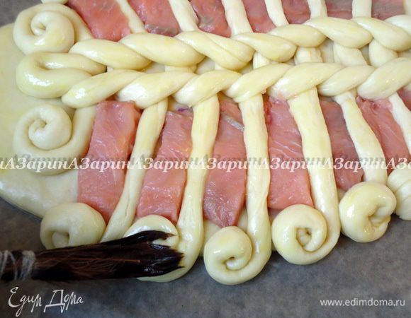 Яичный желток развести молоком и смазать поверхность теста.