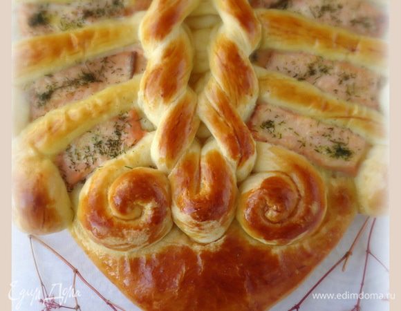 Подавать пирог горячим с бульоном. 