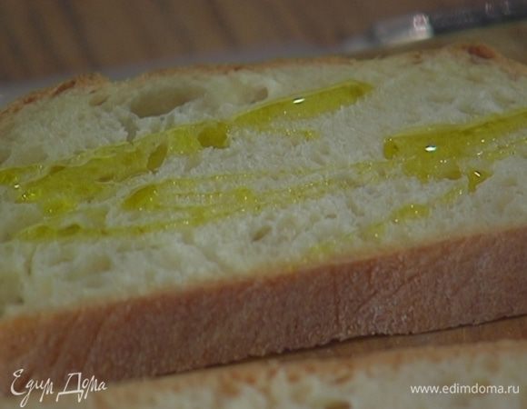 Хлеб сбрызнуть оливковым маслом.