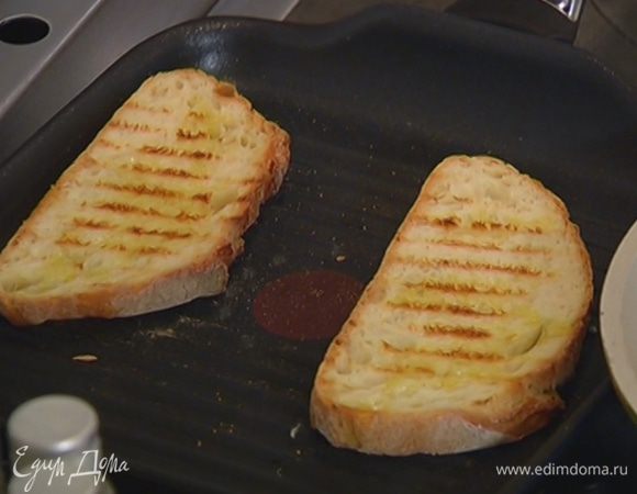 Разогреть сковороду-гриль и обжарить хлеб с двух сторон.