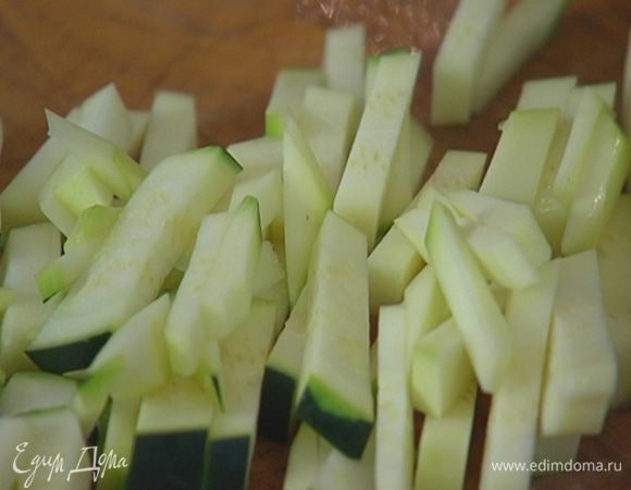 Цукини почистить и нарезать тонкой соломкой.