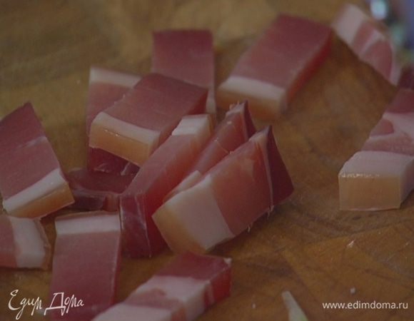 Грудинку нарезать небольшими кусочками.