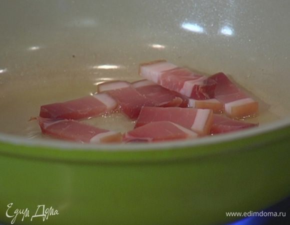 Разогреть в отдельной сковороде 1 ст. ложку оливкового масла и обжарить грудинку до золотистого цвета.