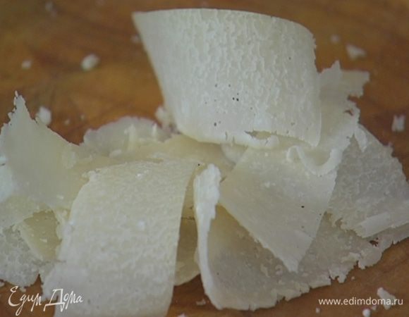 Сыр нарезать тонкими хлопьями.