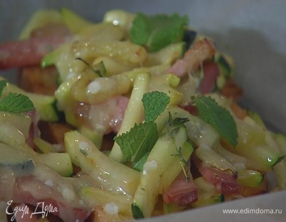 Мяту порвать руками и посыпать кростини.