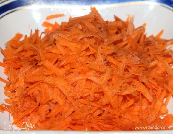 Морковь натираем на крупную терку. Количество моркови зависит от ваших предпочтений, у меня "ушло" 6 средних морковок на 20 крупных листьев.
