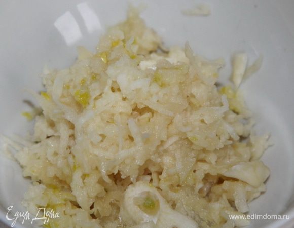 Чеснок тоже измельчаем любым доступным вам способом.