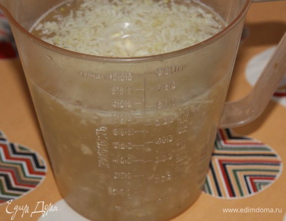 В емкости с водой растворяем 125 мл сахара (не граммы) и соль, добавляем уксус и чеснок, размешиваем и оставляем настаиваться.