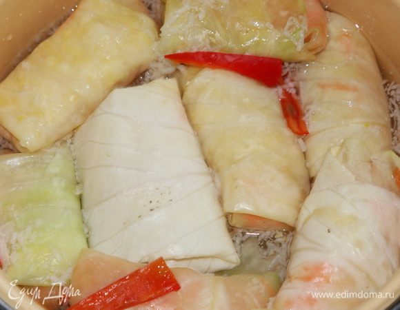 Складываем в подходящую емкость, нарезаем перец острый и заливаем нашим маринадом.