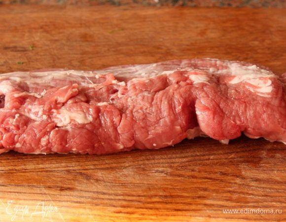 Свиное филе освобождаем от лишних пленок, жиров.