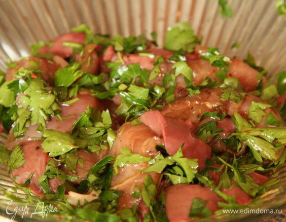 Куриное филе и куриную печень нарезаем на тонкие полосочки и маринуем в 1 столовой ложке соевого соуса. Добавляем перец черный молотый по вкусу, базилик лимонный сушеный (не обязательно) и лепестки перца чили, 1 столовую ложку рубленой петрушки. Перемешиваем и оставляем ненадолго промариноваться.