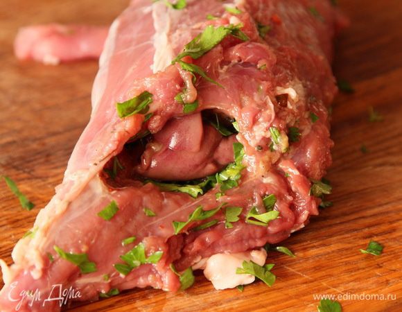 Теперь берем маринованную начинку и проталкиваем внутрь филе. Войдет много!