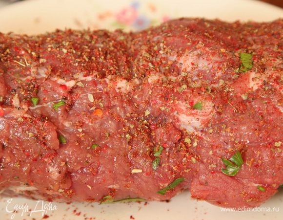 Розовый перец смалываем и натираем им наш рулет.