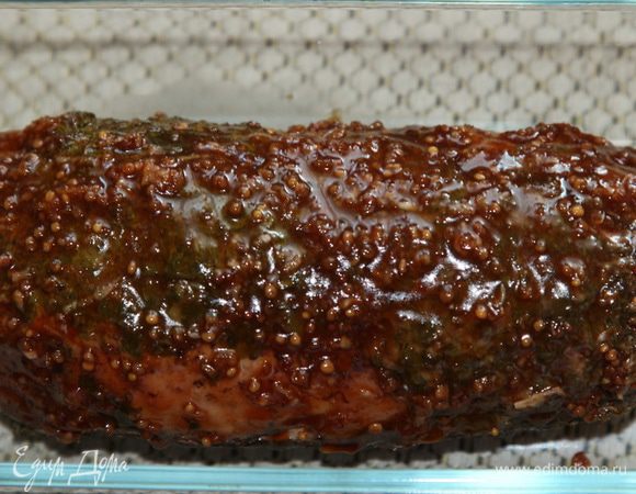 Наливаем в кастрюльку воду, выкладываем туда филе и с момента закипания готовим на медленном огне 1 час. После этого вынимаем, даем несколько минут остыть, аккуратно разрезаем пленку и вынимаем филе. 
Готовим соус: смешиваем соевый соус, мед, горчицу, базилик и чеснок. Густо смазываем этим соусом наше филе.