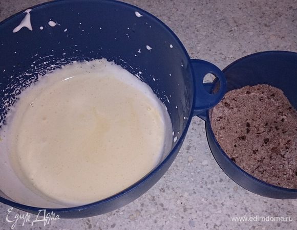 Отделить белки от желтков. Взбить белки с щепоткой соли в крепкую массу, добавляя при этом сахар. Добавить желтки. Лесной орех молотый (или можно также миндальный орех) перемешать с мукой, какао и рубленым шоколадом и добавить аккуратно в яичную массу.