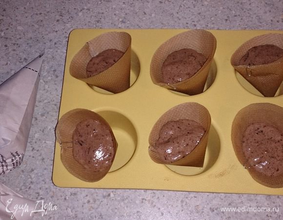 Выложить массу в кондитерский мешок и наполнить ею кулечки.