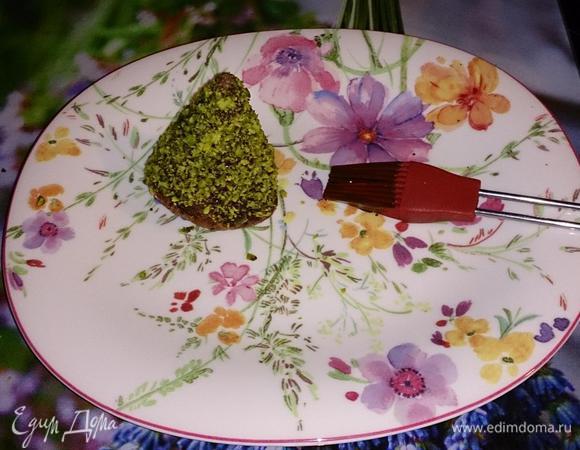 С остывших "елочек" снять бумагу для запекания, обмазать растопленным шоколадом и обсыпать фисташками.