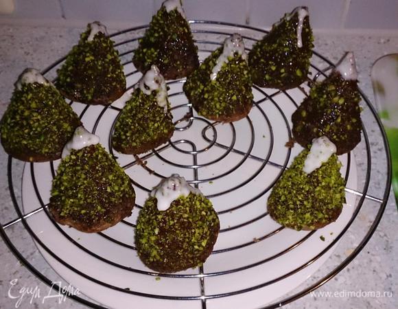 Смешать сахарную пудру с соком лимона и маленькой ложкой выложить на верхушки "ёлочек". При помощи сахарного карандаша красного цвета сделать шарики.