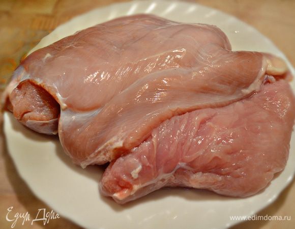 Подготовить филе индейки, помыть, промокнуть бумажным полотенцем.