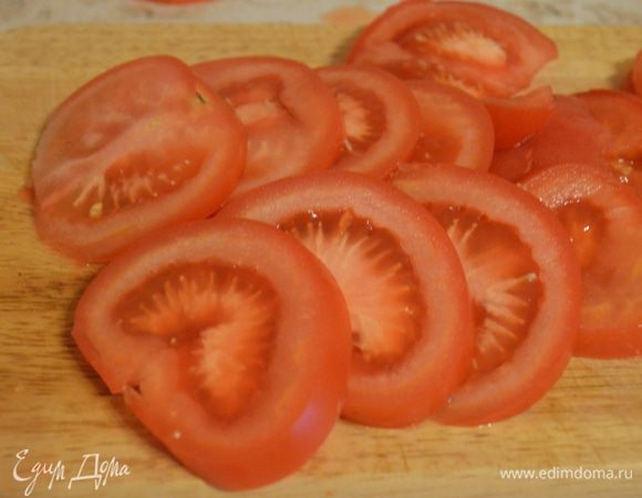 Свежие помидоры нарезать кружочками.