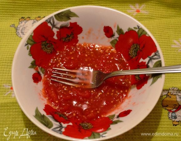 Консервированные помидоры очистить от кожицы, измельчить с помощью вилочки (можно поперчить и добавить измельченный укроп).