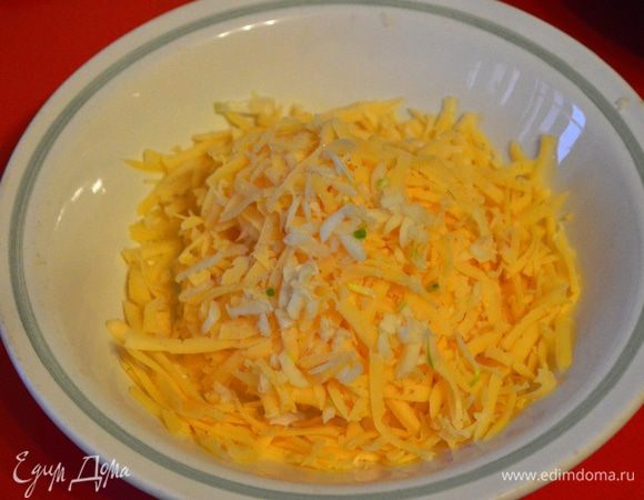 Сыр и чеснок натереть с помощью крупной терки