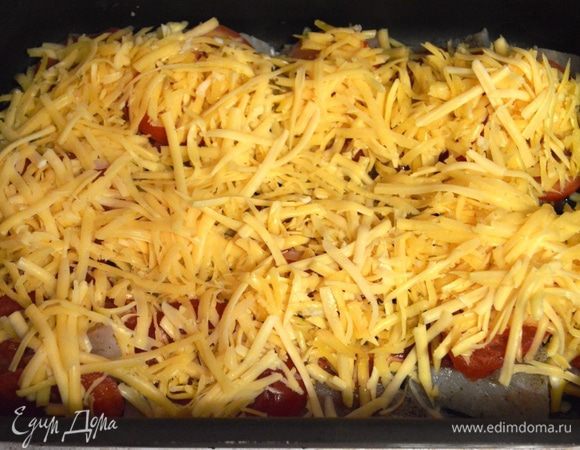Укрыть тертым сыром с чесноком.