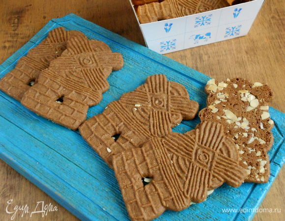 Вот сфотографировала магазинное печенье с миндальными лепестками. Их совсем немного, но они чувствуются.