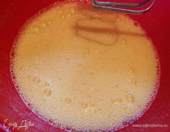 Слегка взбить яйца с сахаром и жидким медом. Добавить гашеную соду.