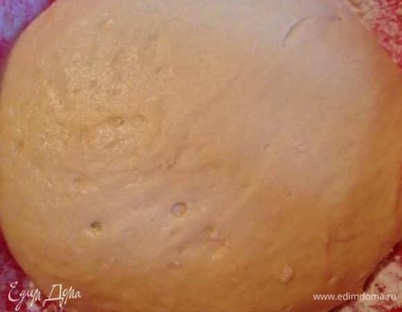 Всыпать муку и замесить мягкое тесто (оно может липнуть к рукам).