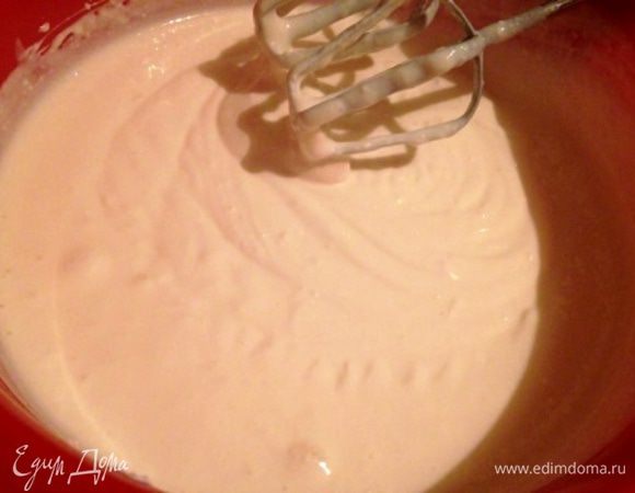 Для крема взбить сметану с сахаром, добавить сырки (если используете несладкую творожную массу - понадобится еще 1 стакан сахара) и перемешать.