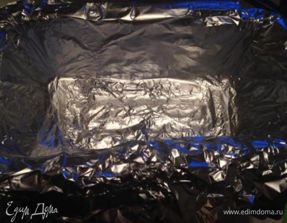 Форму для хлеба (понадобится 2 формы) простелить пергаментом или фольгой так, чтобы свисали края.