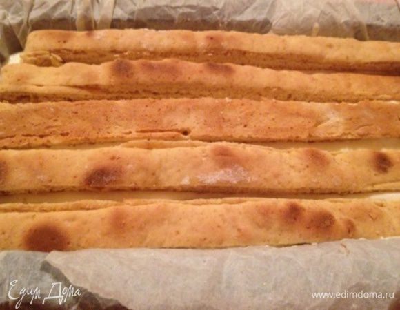 На дно выложить слой крема и сверху в 1 слой палочки, затем повторять до верха формы. Края фольги (пергамента) завернуть и отправить торт в холодильник, минимум на ночь, а лучше на сутки.
За это время сметана пропитает палочки и они станут мягкими, а крем уплотнится.