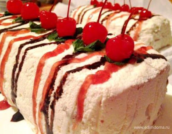 Перед подачей вынуть торт из холодильника, развернуть края фольги, накрыть ровной тарелкой или досточкой, перевернуть и снять фольгу.
Украсить по желанию (у меня шоколадный и вишневый топинг, коктейльная вишня и листики мяты).