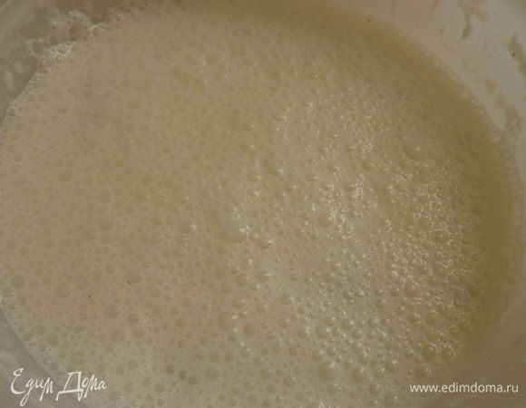 Лук очистить и порубить. Имбирь измельчить. Измельчить в блендере йогурт, лук,  имбирь, чеснок, лимон, кумин, кориандр и масло до однородности. Посолить и поперчить. 
